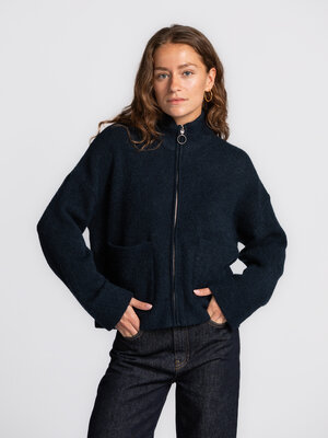 Cardigan Sia Ras. Deeply blue, deeply cozy. Deze donkerblauwe wollen knit tilt je casual looks naar een hoger niveau. De ...
