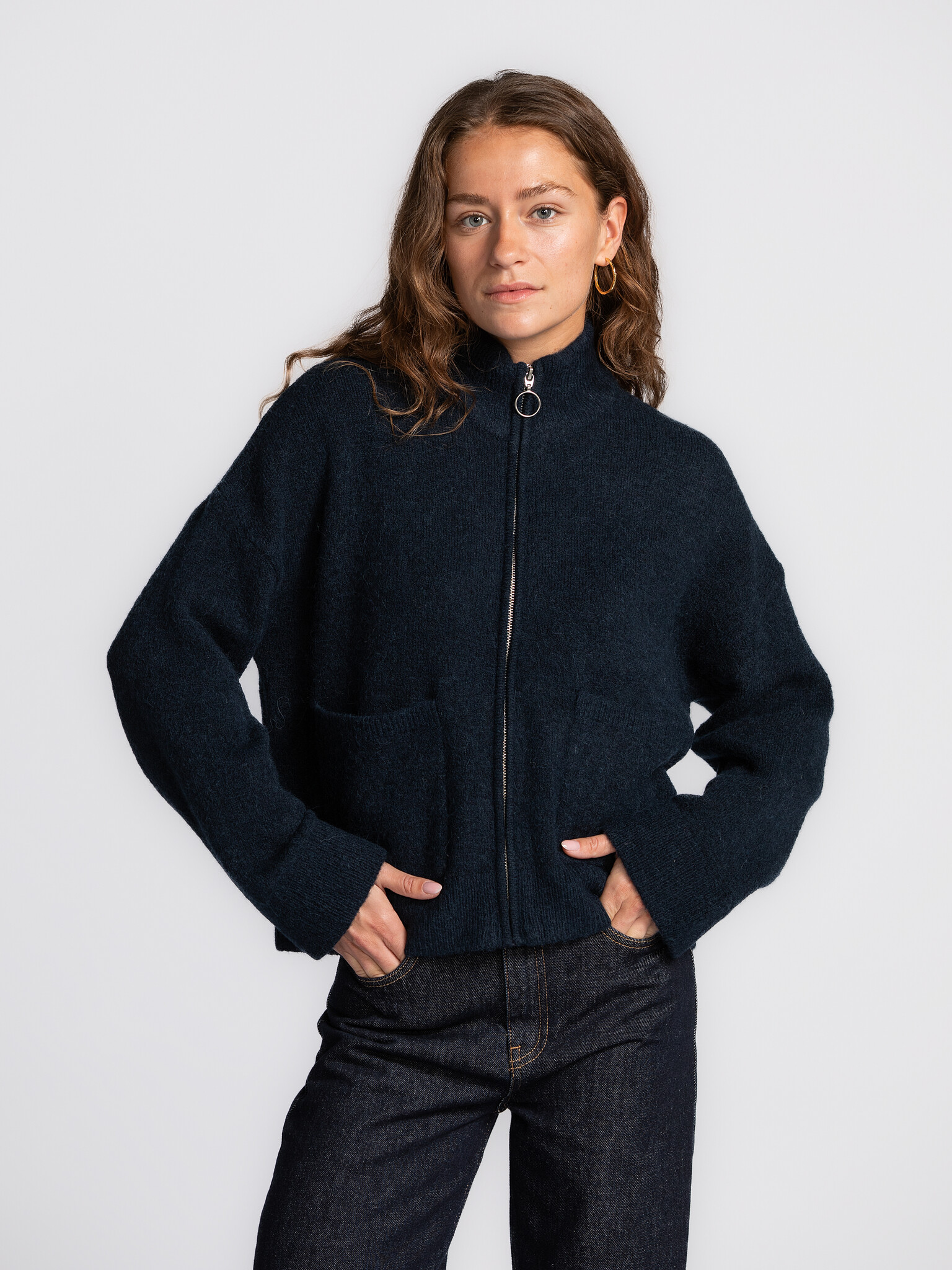 Selected Cardigan met rits Sia Ras 1. Deeply blue, deeply cozy. Deze donkerblauwe wollen knit tilt je casual looks naar e...