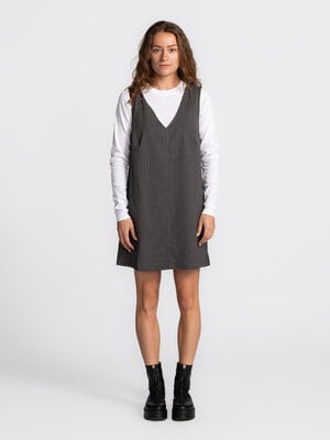Jurk Mel. Layer up with style. Deze grijze overgooierjurk met krijtstreep combineert tijdloze charme met een moderne touc...