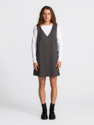 Robe Mel. Layer up with style. Cette robe salopette grise à fines rayures allie charme intemporel et touche moderne. Sans...