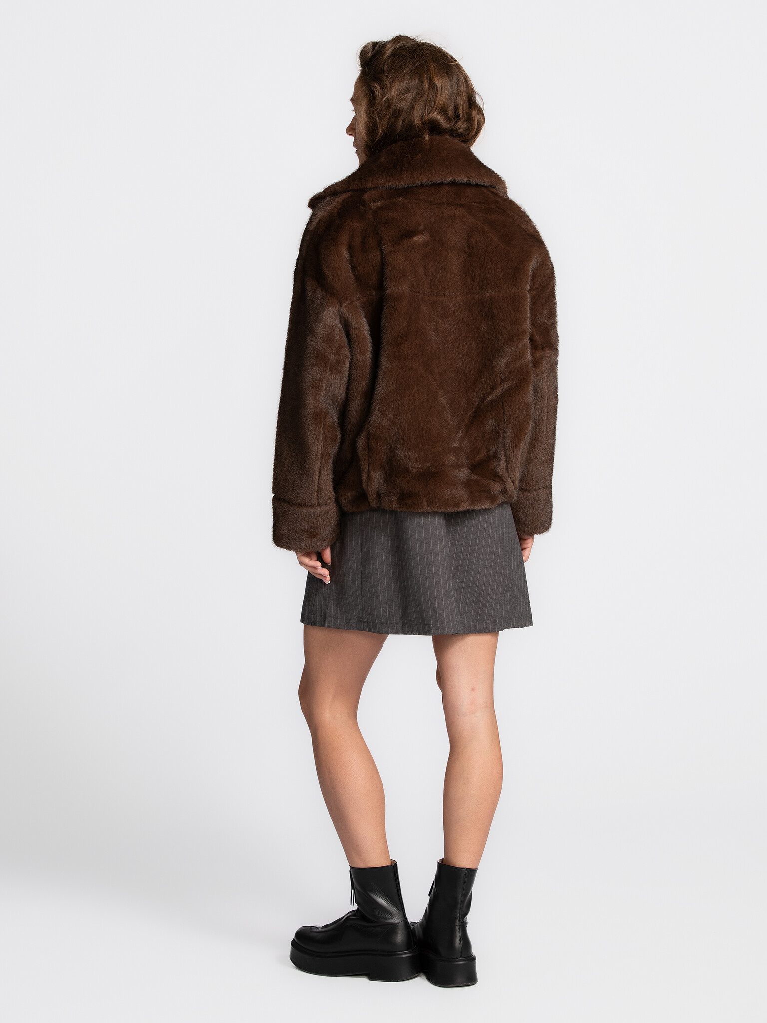 Le Marais Manteau en fausse fourrure Vico 5. Wrapped in luxury. Ce manteau en fausse fourrure brune sublime chaque look. ...