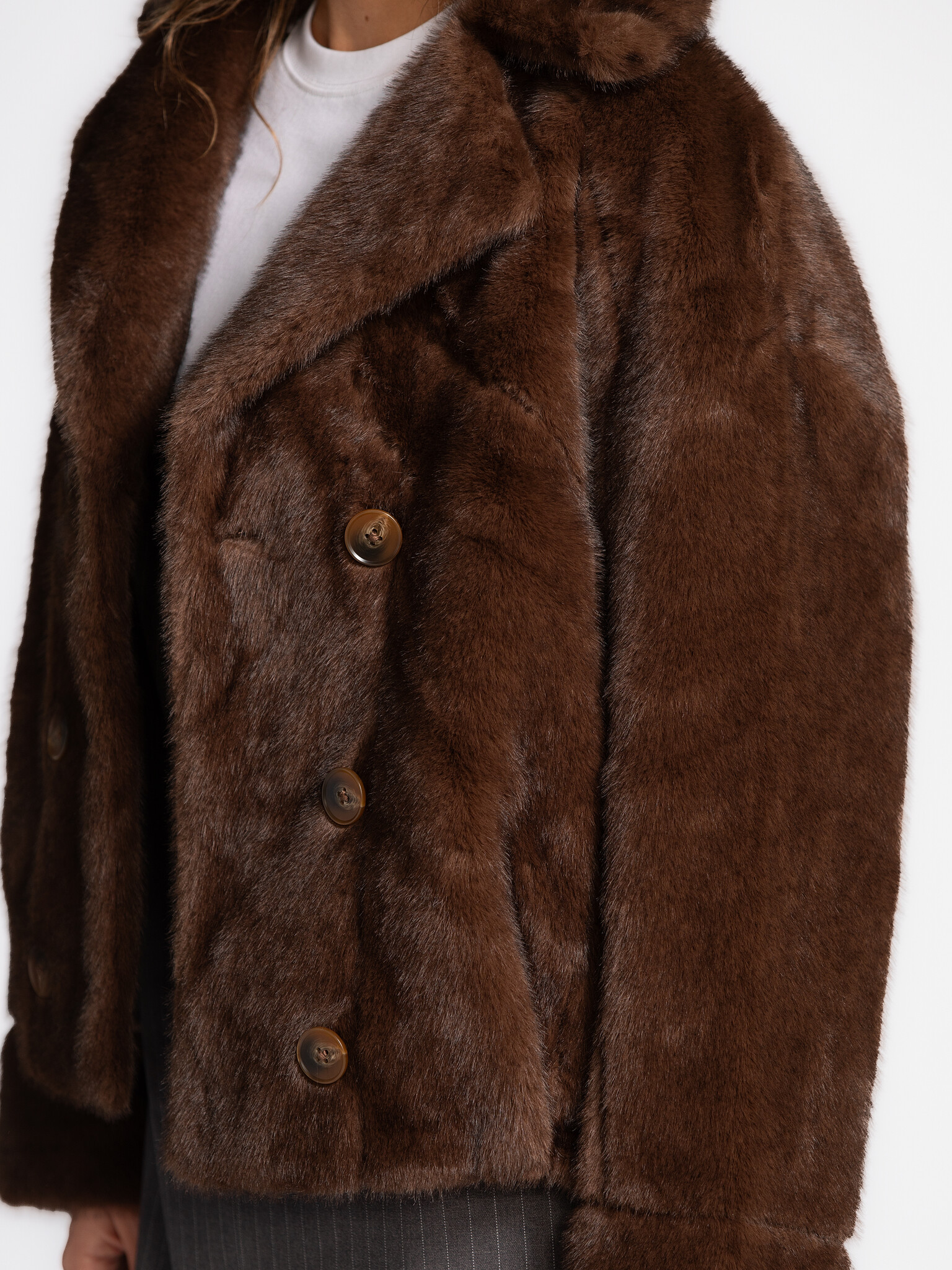 Le Marais Manteau en fausse fourrure Vico 4. Wrapped in luxury. Ce manteau en fausse fourrure brune sublime chaque look. ...