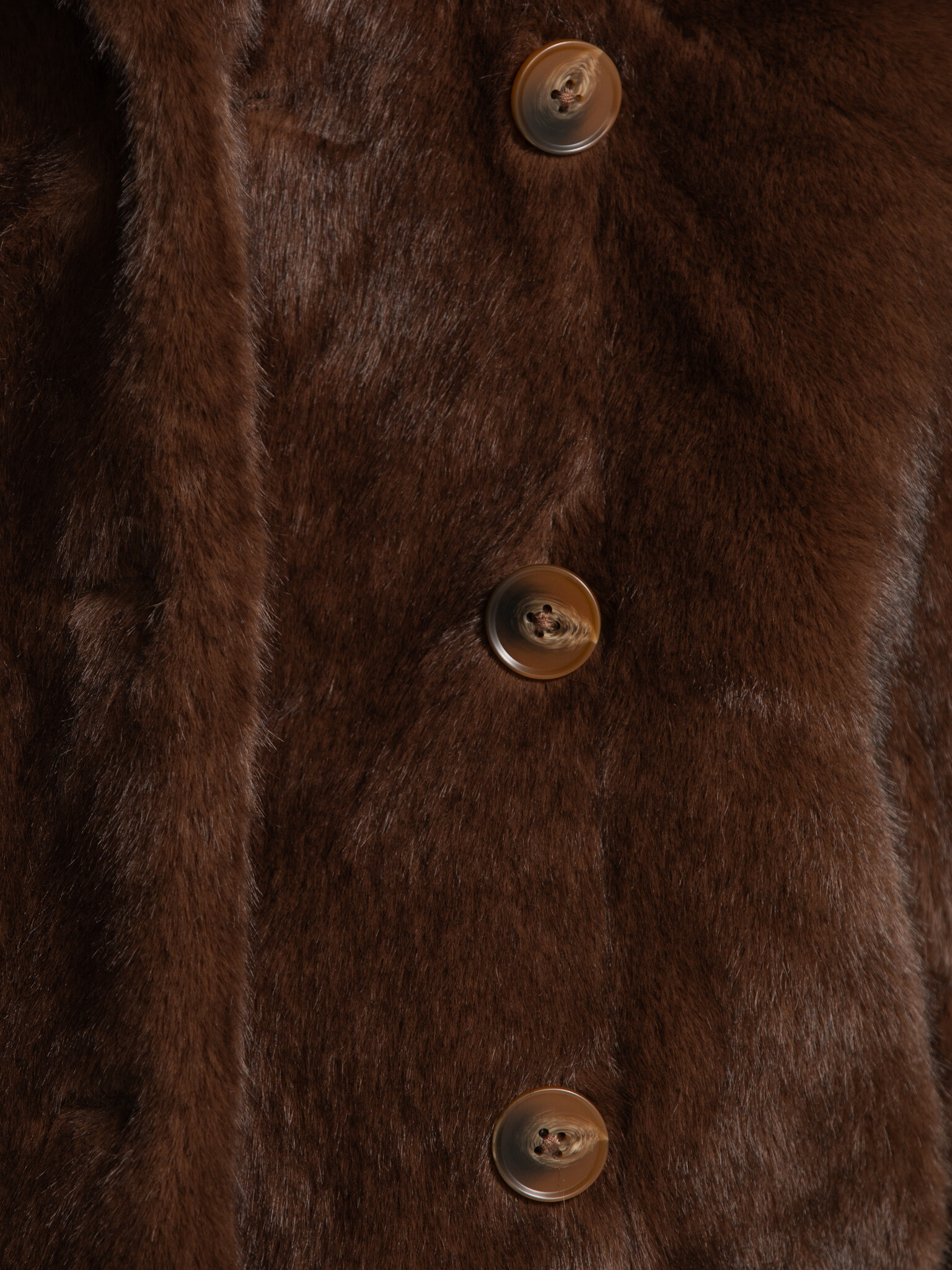 Le Marais Manteau en fausse fourrure Vico 6. Wrapped in luxury. Ce manteau en fausse fourrure brune sublime chaque look. ...