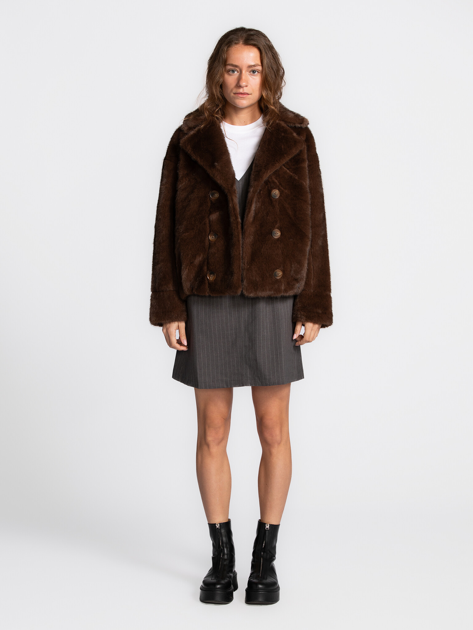 Le Marais Manteau en fausse fourrure Vico 3. Wrapped in luxury. Ce manteau en fausse fourrure brune sublime chaque look. ...