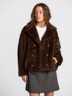 Jas Vico. Wrapped in luxury. Deze bruine faux fur jas tilt elke look naar een hoger niveau. De zachte textuur, warme tint...