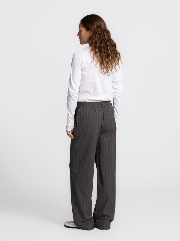 Les Soeurs Longsleeve T-Shirt Mass 5. Soft stretch, sleek fit. Deze witte longsleeve in een zachte katoenmix sluit perfec...