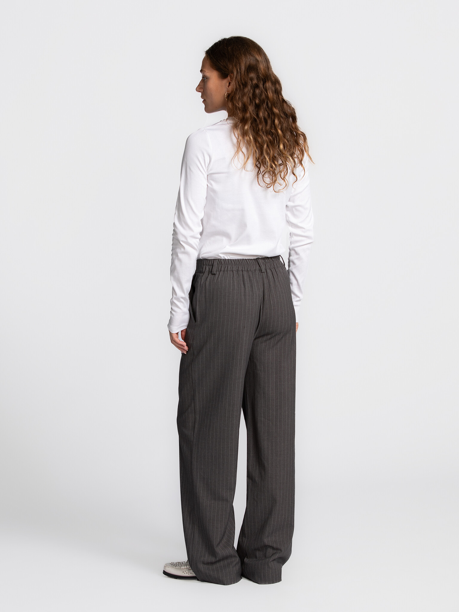 Les Soeurs T-shirt à manches longues Mass 5. Stretch doux, coupe ajustée. Ce longsleeve blanc en mélange de coton doux ép...