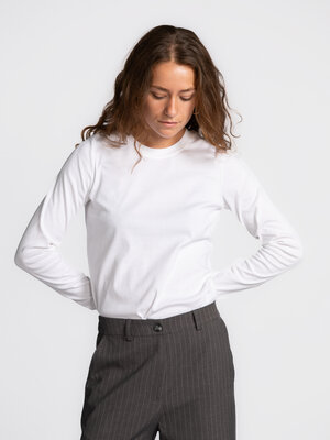 Longsleeve T-Shirt Mass. Soft stretch, sleek fit. Deze witte longsleeve in een zachte katoenmix sluit perfect aan en bena...