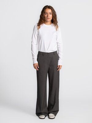 Pantalon Matheo. Ce pantalon gris à fines rayures allie confort et style avec brio. Taille élastique et jambes larges pou...