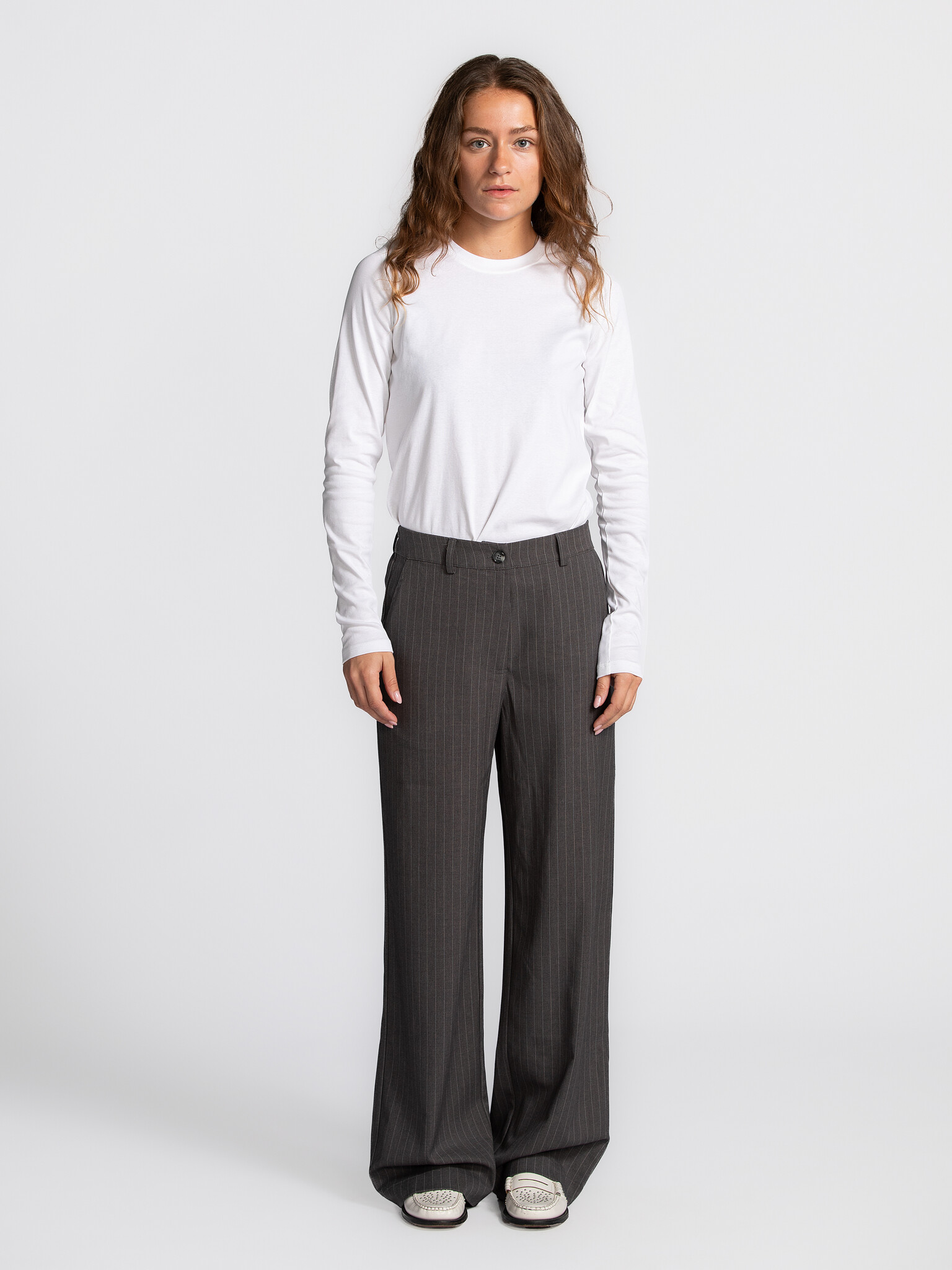 Les Soeurs Pantalon Matheo à fines rayures 1. Ce pantalon gris à fines rayures allie confort et style avec brio. Taille é...