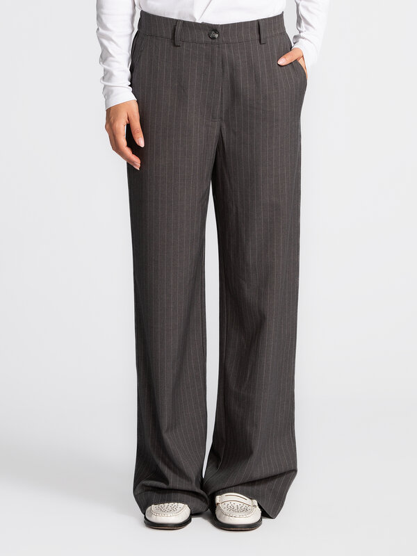 Les Soeurs Pantalon Matheo à fines rayures 3. Ce pantalon gris à fines rayures allie confort et style avec brio. Taille é...
