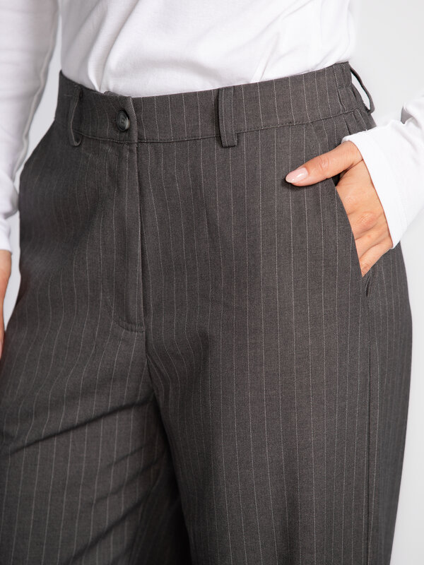Les Soeurs Pantalon Matheo à fines rayures 4. Ce pantalon gris à fines rayures allie confort et style avec brio. Taille é...