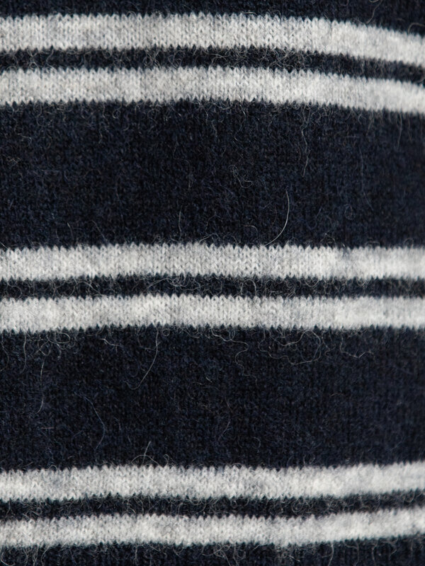 Selected Gebreide polo Lulu 6. Timeless stripes. Deze gebreide polo combineert klassieke streepjes met een tijdloze pasvo...