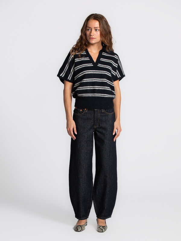 Selected Gebreide polo Lulu 3. Timeless stripes. Deze gebreide polo combineert klassieke streepjes met een tijdloze pasvo...