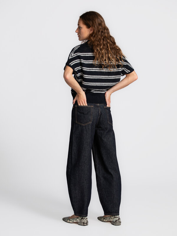 Selected Gebreide polo Lulu 5. Timeless stripes. Deze gebreide polo combineert klassieke streepjes met een tijdloze pasvo...