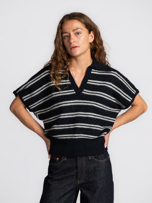 Gebreide polo Lulu. Timeless stripes. Deze gebreide polo combineert klassieke streepjes met een tijdloze pasvorm. Gemaakt...