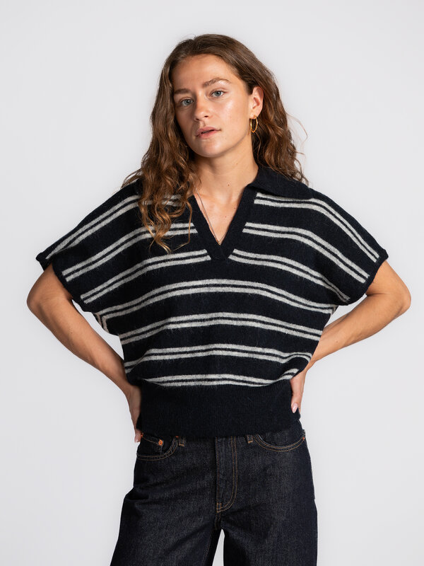 Selected Polo en maille Lulu 1. Rayures intemporelles. Ce polo tricoté marie rayures classiques et coupe intemporelle. Mé...