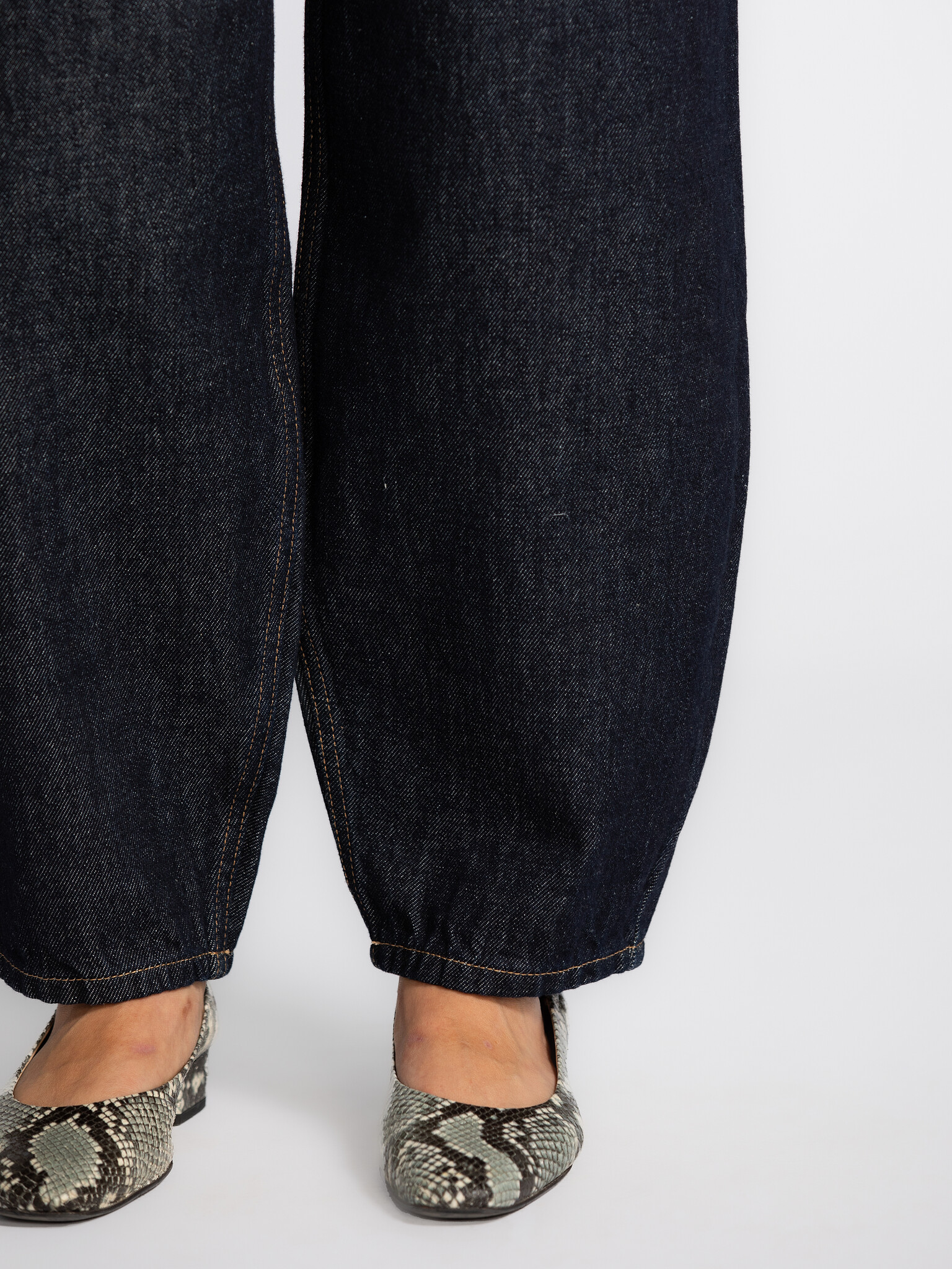 Les Soeurs Jean ballon Chuck 5. Vous cherchez un jean qui vous va comme un gant et ne se démode jamais? Le denim épais et...