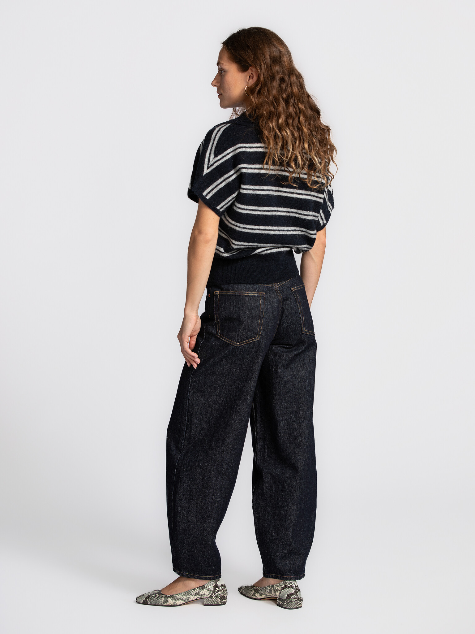 Les Soeurs Jean ballon Chuck 6. Vous cherchez un jean qui vous va comme un gant et ne se démode jamais? Le denim épais et...