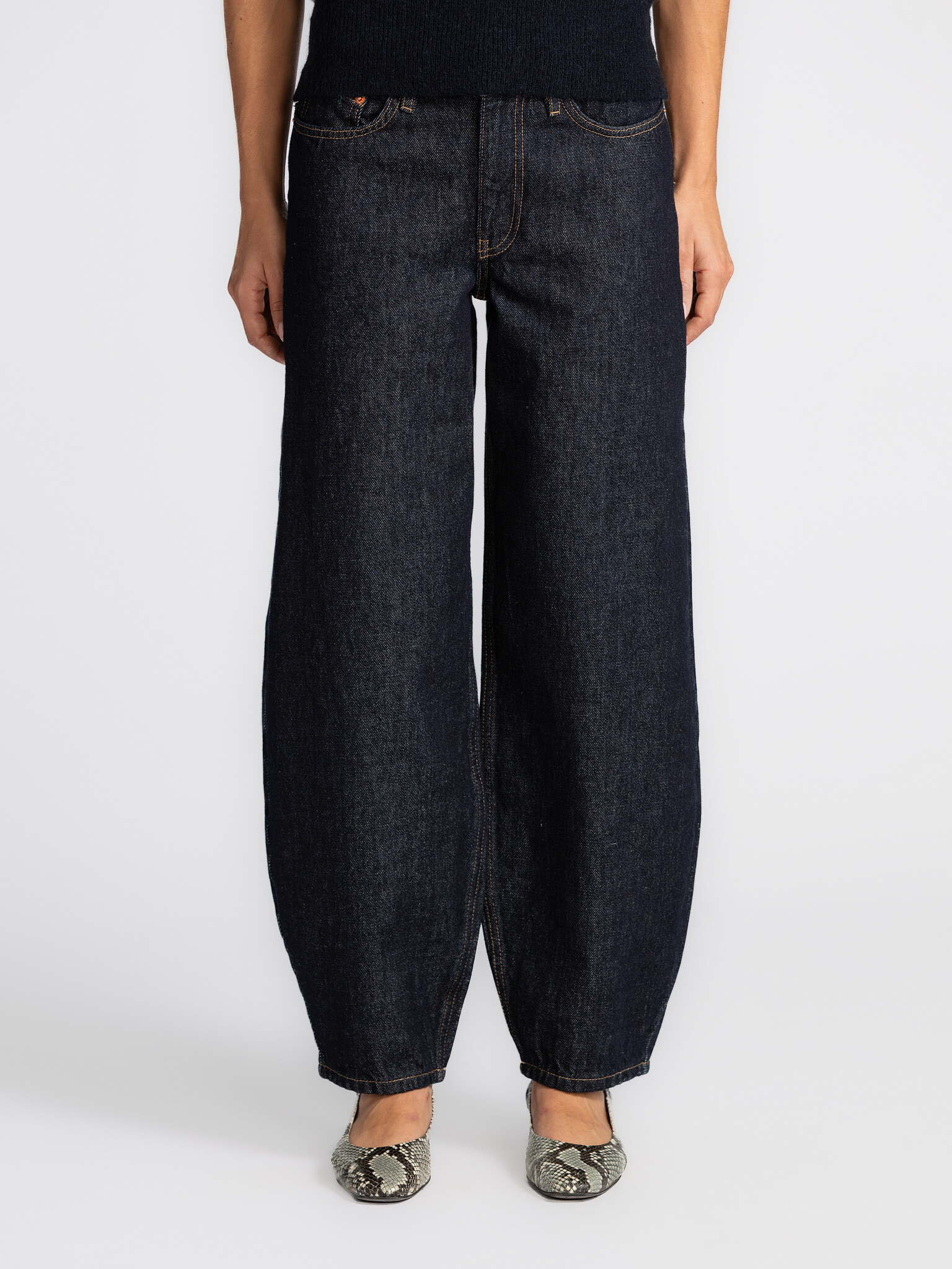 Les Soeurs Jean ballon Chuck 1. Vous cherchez un jean qui vous va comme un gant et ne se démode jamais? Le denim épais et...