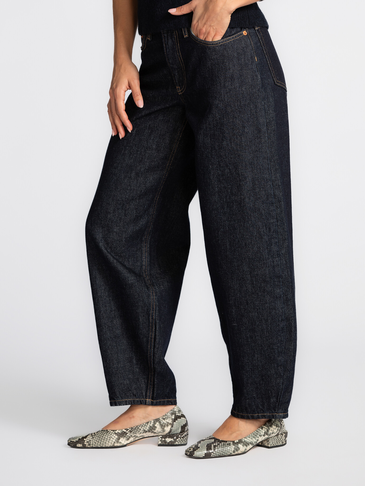 Les Soeurs Jean ballon Chuck 4. Vous cherchez un jean qui vous va comme un gant et ne se démode jamais? Le denim épais et...