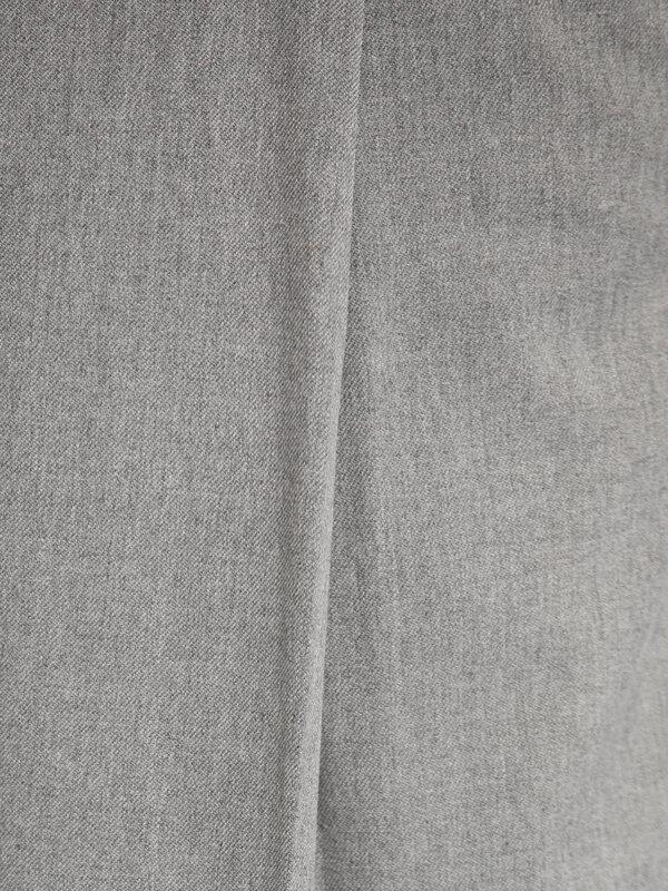Edited Pantalon à plis Kaj 6. Ce pantalon à pinces est un classique intemporel qui mérite sa place dans toute garde-robe....