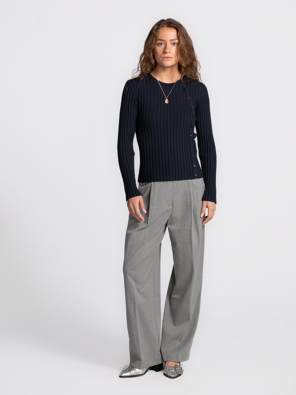 Edited Pantalon à plis Kaj 3. Ce pantalon à pinces est un classique intemporel qui mérite sa place dans toute garde-robe....