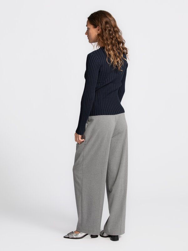 Edited Broek met bandplooien Kaj 5. Deze pantalon met bandplooien is een tijdloze klassieker die thuishoort in elke garde...