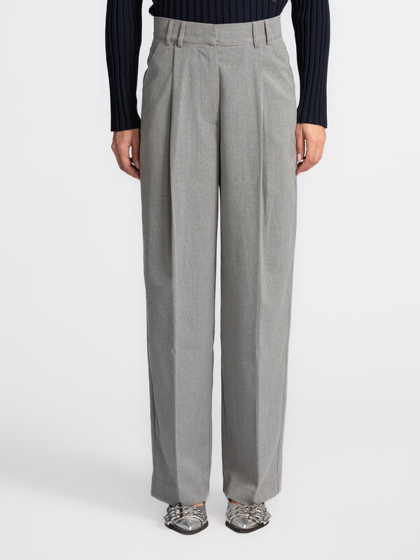 Edited Pantalon à plis Kaj 1. Ce pantalon à pinces est un classique intemporel qui mérite sa place dans toute garde-robe....