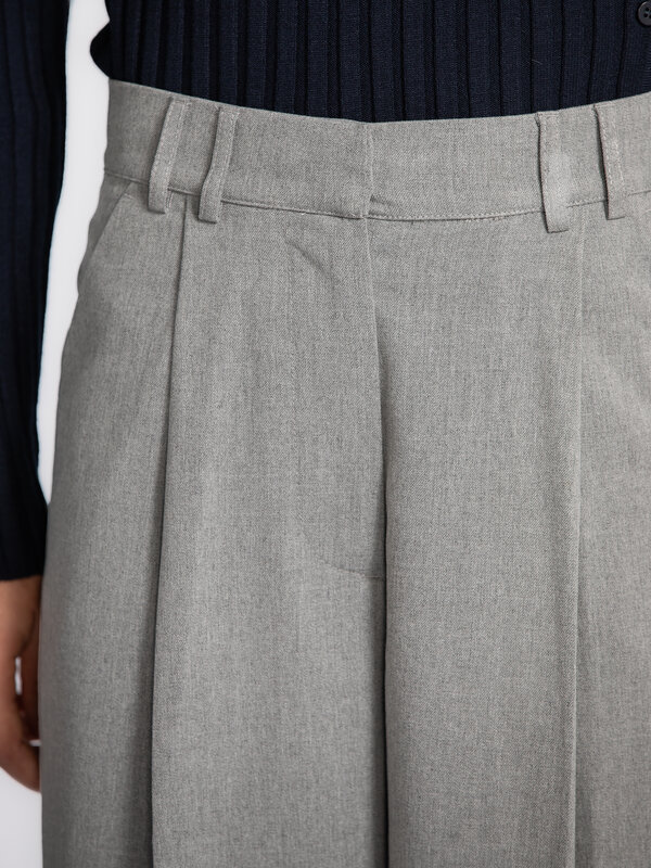 Edited Broek met bandplooien Kaj 4. Deze pantalon met bandplooien is een tijdloze klassieker die thuishoort in elke garde...