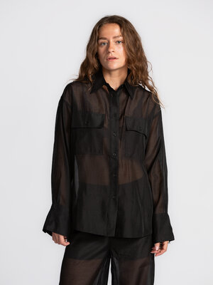 Hemd Saara. Sheer elegance. Deze transparante blouse tilt elke outfit moeiteloos naar een hoger niveau. Met een bralette ...