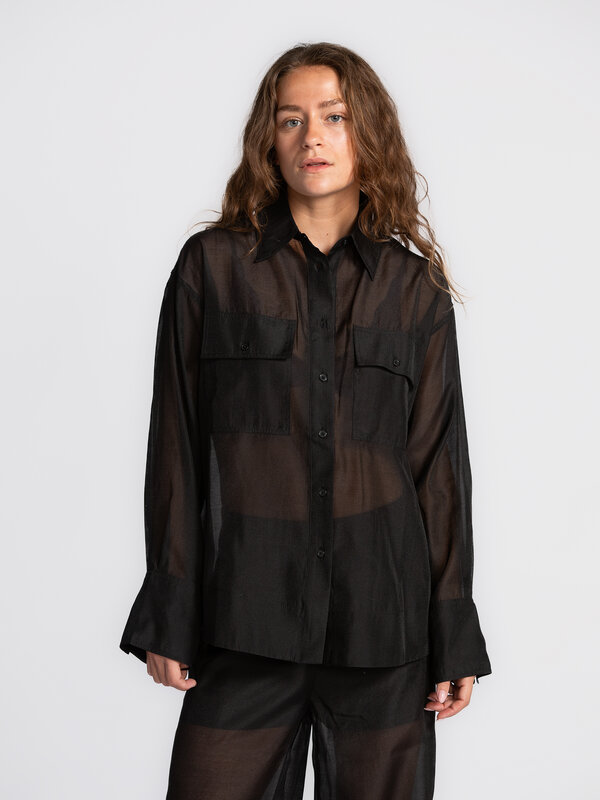 Edited Semi-transparant hemd Saara 1. Sheer elegance. Deze transparante blouse tilt elke outfit moeiteloos naar een hoger...