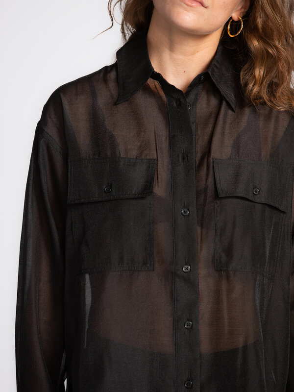 Edited Semi-transparant hemd Saara 4. Sheer elegance. Deze transparante blouse tilt elke outfit moeiteloos naar een hoger...