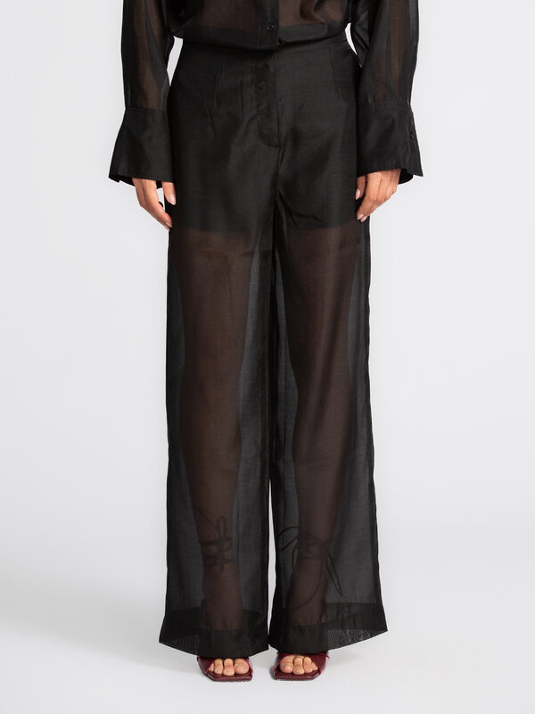 Edited Transparante broek Pernilla 3. Deze zwarte, semi-transparante pantalon is jouw go-to voor een city chic vibe of ee...