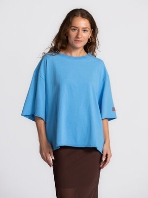 Oversized T-shirt Ykobow. Baggy Blue. This oversized cotton T-shirt stands out with its fresh blue shade and relaxed silh...