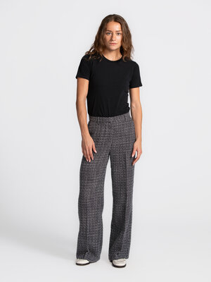 Pantalon Nalani. Ce pantalon en tweed noir et blanc allie élégance intemporelle et modernité. Le motif tweed apporte text...
