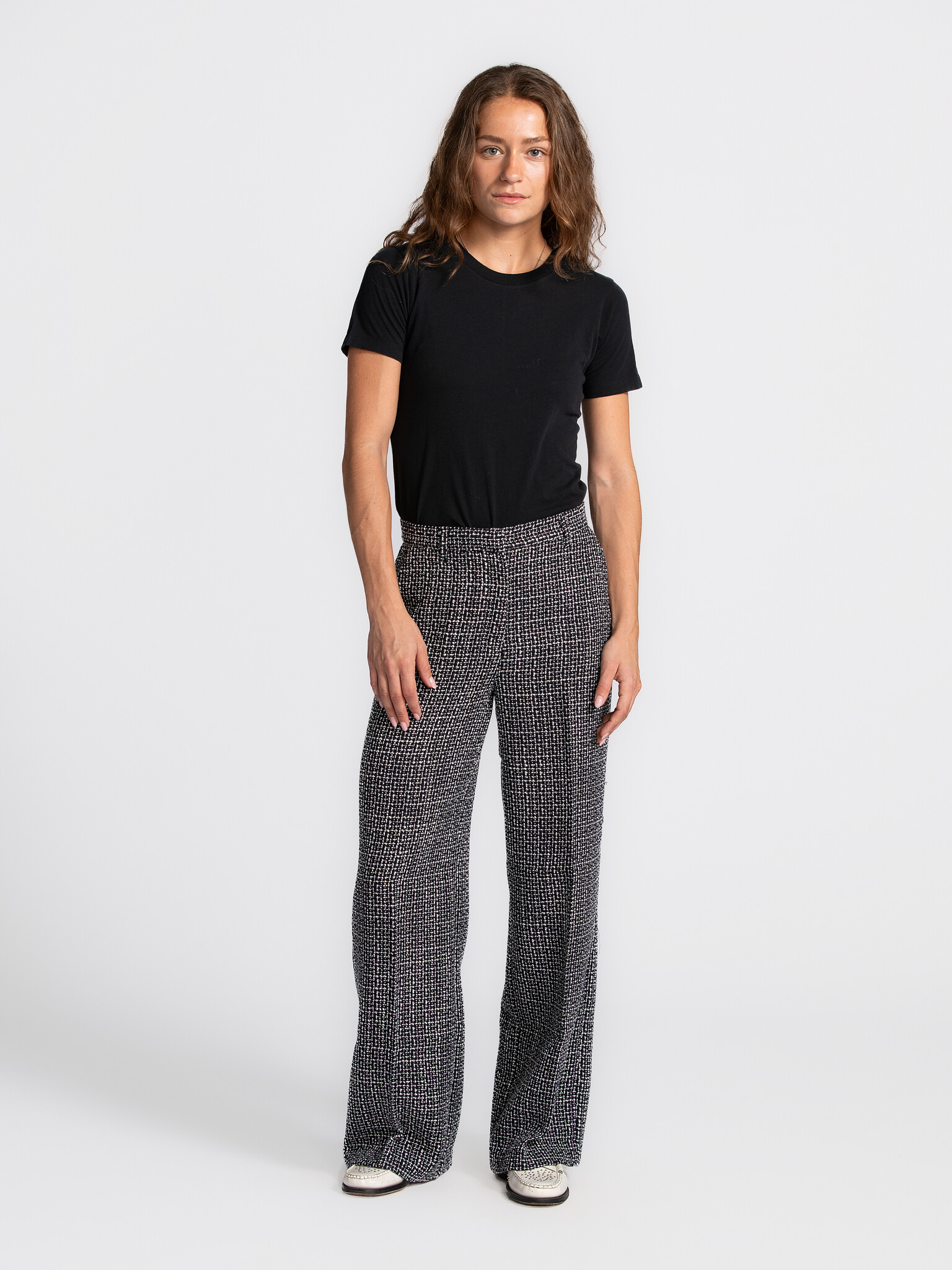 Edited Tweed broek Nalani 1. Deze zwart-witte tweed broek combineert tijdloze elegantie met een moderne twist. Het subtie...