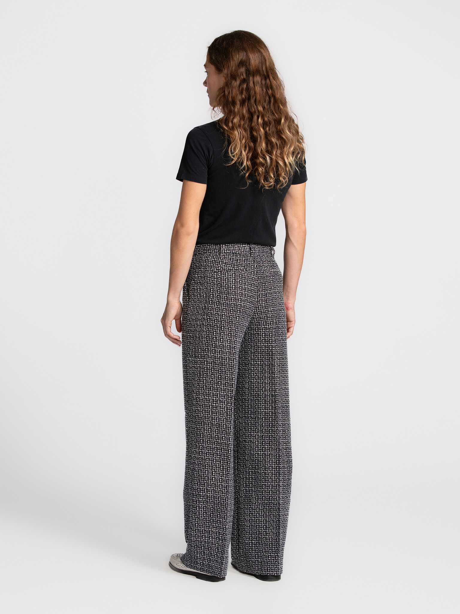 Edited Tweed broek Nalani 5. Deze zwart-witte tweed broek combineert tijdloze elegantie met een moderne twist. Het subtie...