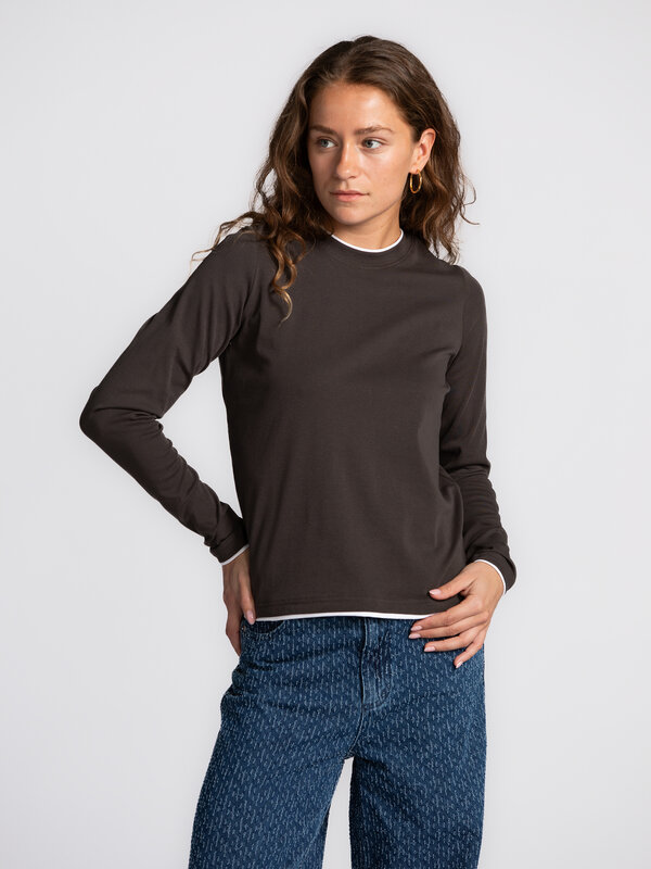 Les Soeurs Longsleeve T-Shirt Mass 4. Layered without the layers. Deze donkergrijze longsleeve heeft subtiele witte boord...