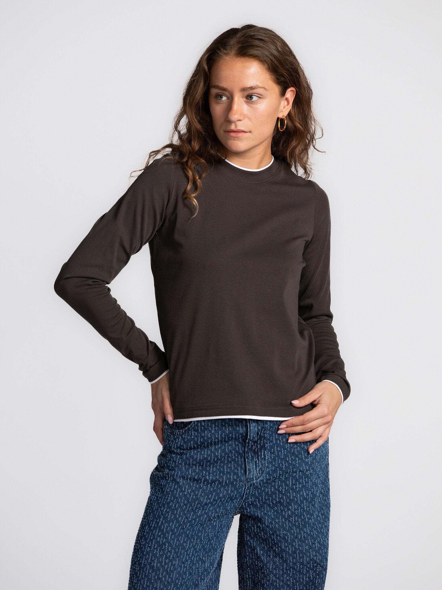 Les Soeurs Longsleeve T-Shirt Mass 1. Layered without the layers. Deze donkergrijze longsleeve heeft subtiele witte boord...