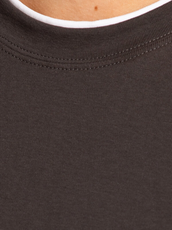 Les Soeurs Longsleeve T-Shirt Mass 7. Layered without the layers. Deze donkergrijze longsleeve heeft subtiele witte boord...