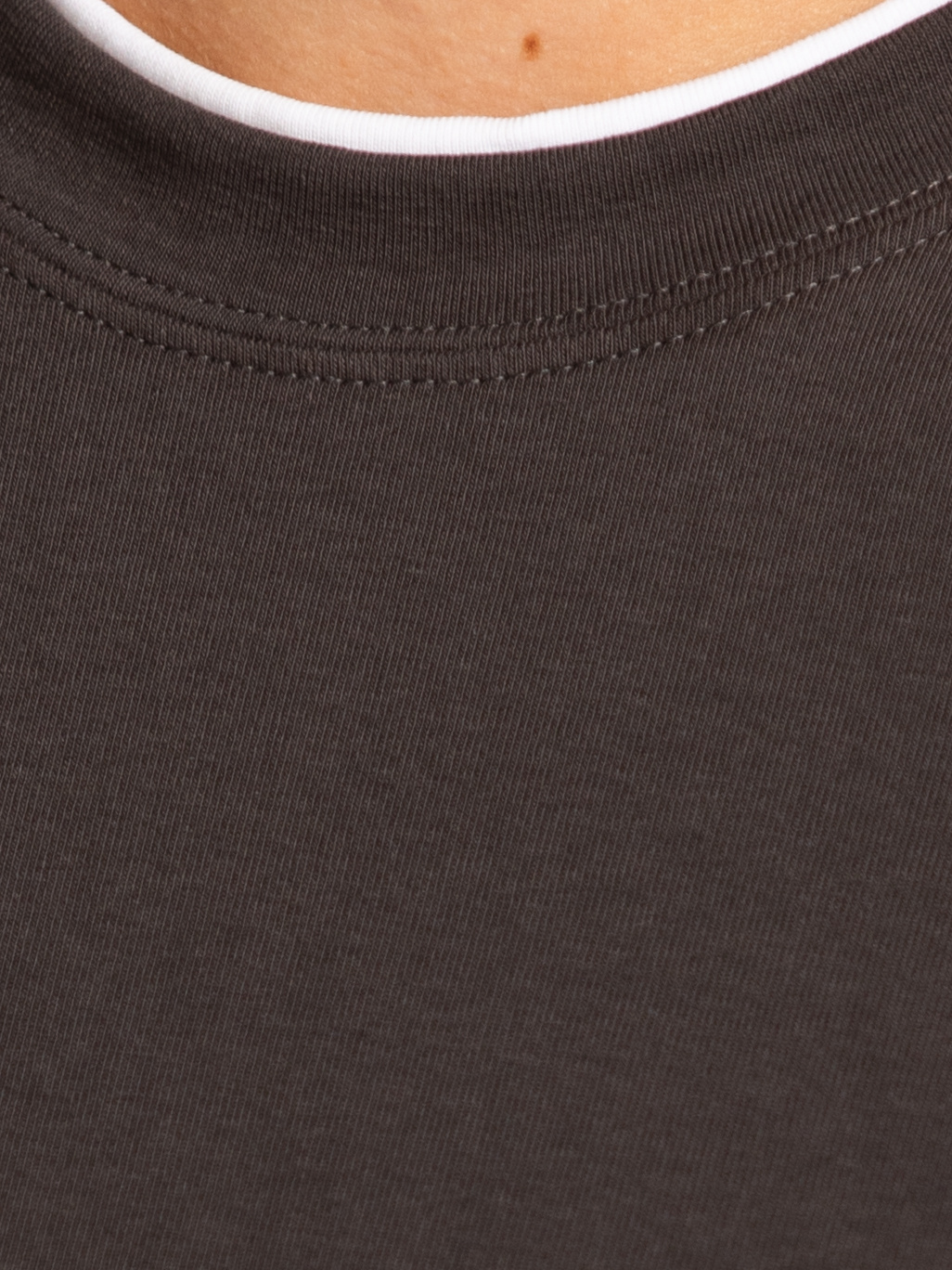 Les Soeurs Longsleeve T-Shirt Mass 6. Layered without the layers. Deze donkergrijze longsleeve heeft subtiele witte boord...