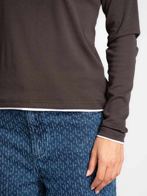 Les Soeurs Longsleeve T-Shirt Mass 5. Layered without the layers. Deze donkergrijze longsleeve heeft subtiele witte boord...