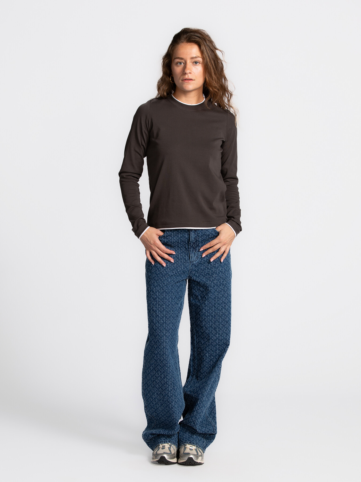 Les Soeurs Longsleeve T-Shirt Mass 3. Layered without the layers. Deze donkergrijze longsleeve heeft subtiele witte boord...