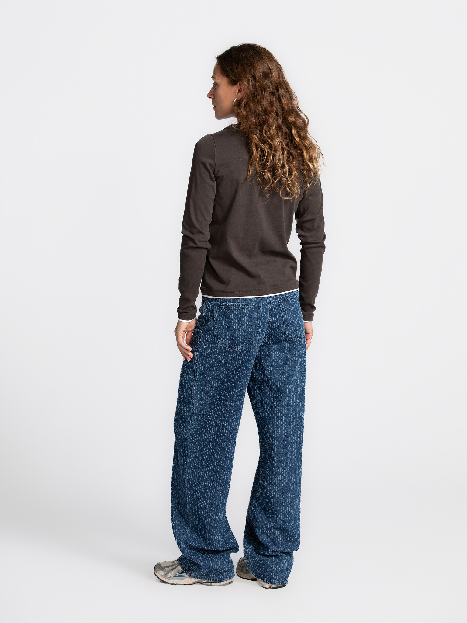 Les Soeurs Longsleeve T-Shirt Mass 5. Layered without the layers. Deze donkergrijze longsleeve heeft subtiele witte boord...