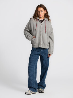 Sweat à capuche Mace. Confort en mouvement. Ce hoodie gris zippé avec cordon bicolore bordeaux allie confort et style. Po...