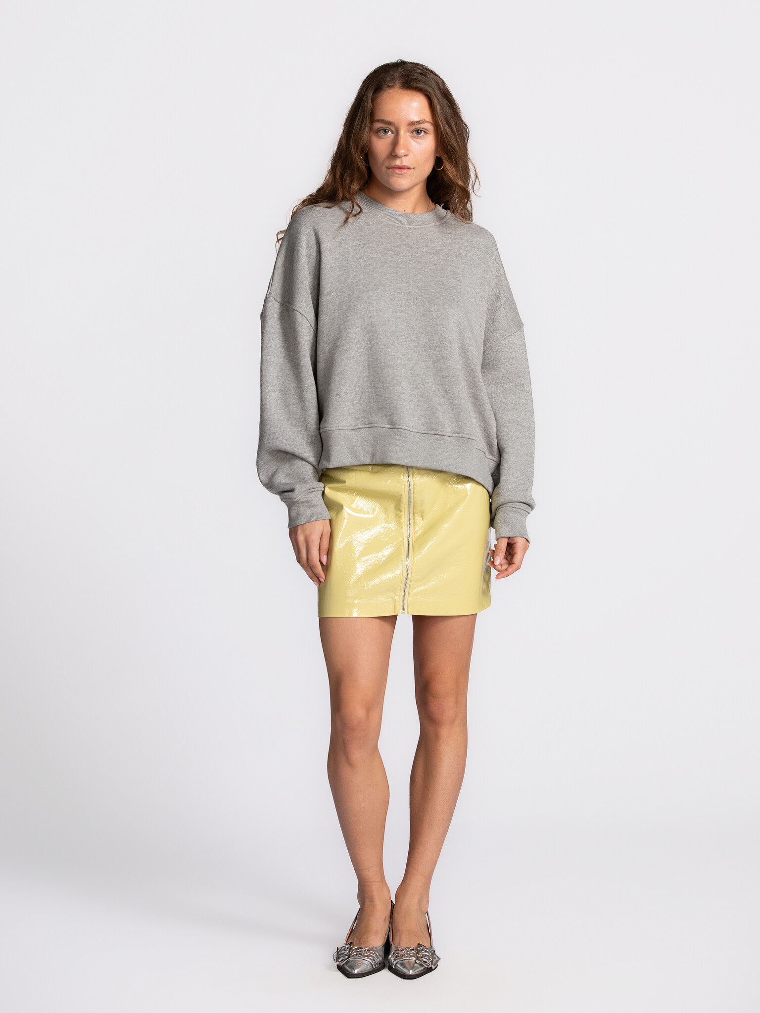 Les Soeurs Sweat Emma 3. The ultimate classic. Ce pull gris est une pièce qui fonctionne à tous les coups. Sa coupe ample...