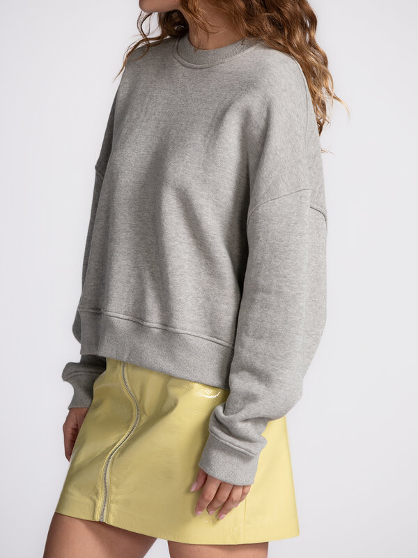 Les Soeurs Sweat Emma 4. The ultimate classic. Ce pull gris est une pièce qui fonctionne à tous les coups. Sa coupe ample...