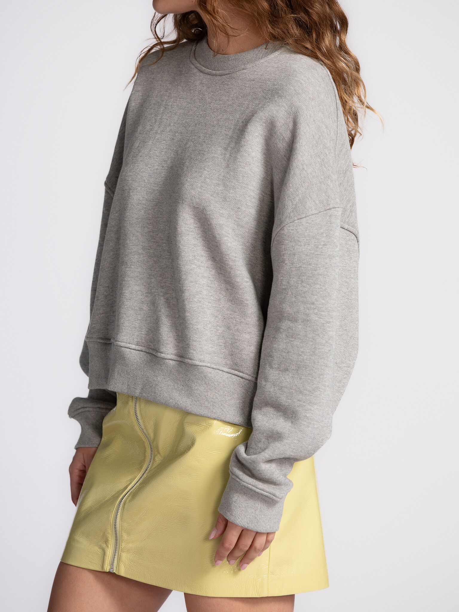 Les Soeurs Sweat Emma 4. The ultimate classic. Ce pull gris est une pièce qui fonctionne à tous les coups. Sa coupe ample...
