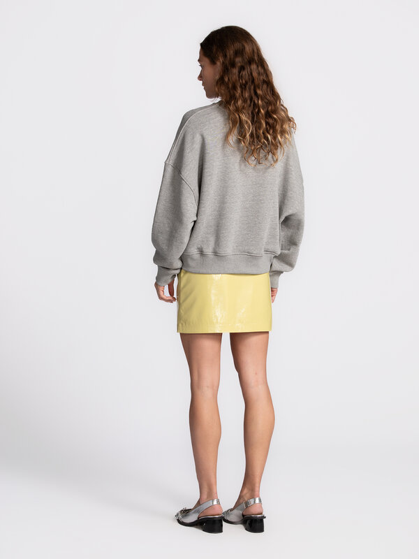 Les Soeurs Sweat Emma 5. The ultimate classic. Ce pull gris est une pièce qui fonctionne à tous les coups. Sa coupe ample...